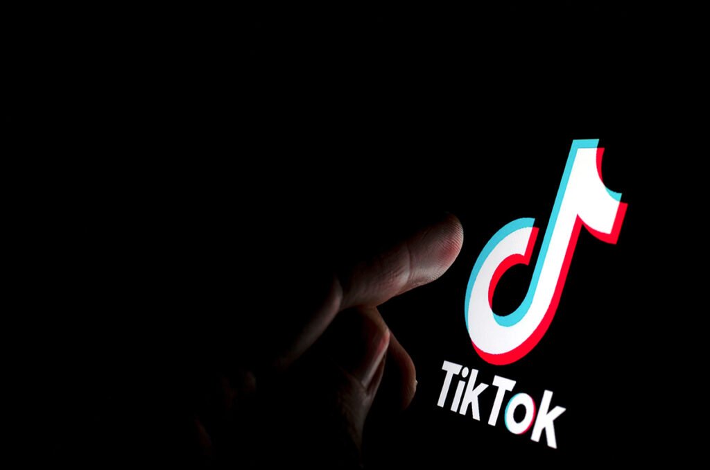 TikTok multado em R$ 3,3 bilhões por falhas na proteção de dados na União Europeia. Confira os destaques dessa quinta-feira (8).